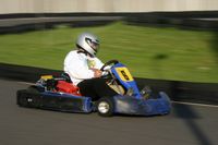 A versenyigazgat� gokartozik